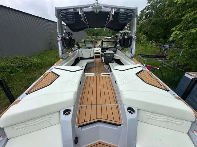 Slide: The Image of Nautique G23 2025 - 10