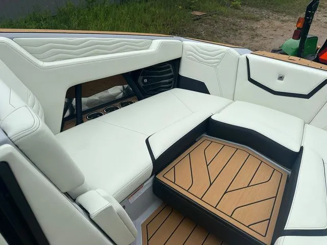 Slide: The Image of Nautique G23 2025 - 18