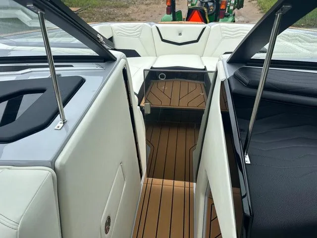 Slide: The Image of Nautique G23 2025 - 22