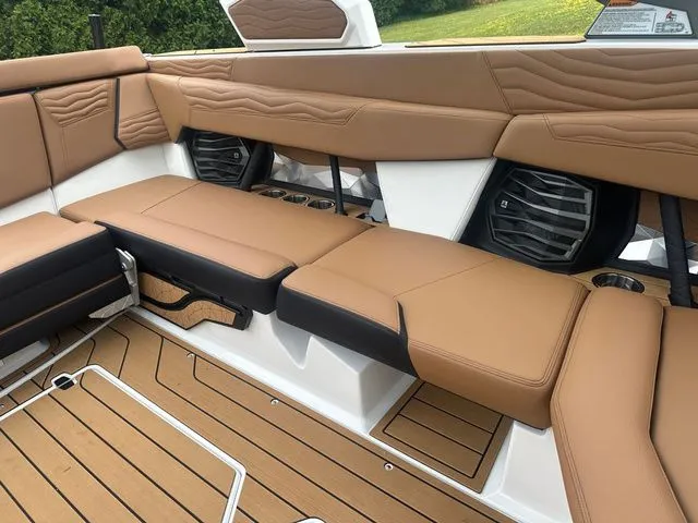 Slide: The Image of Nautique G23 2025 - 12