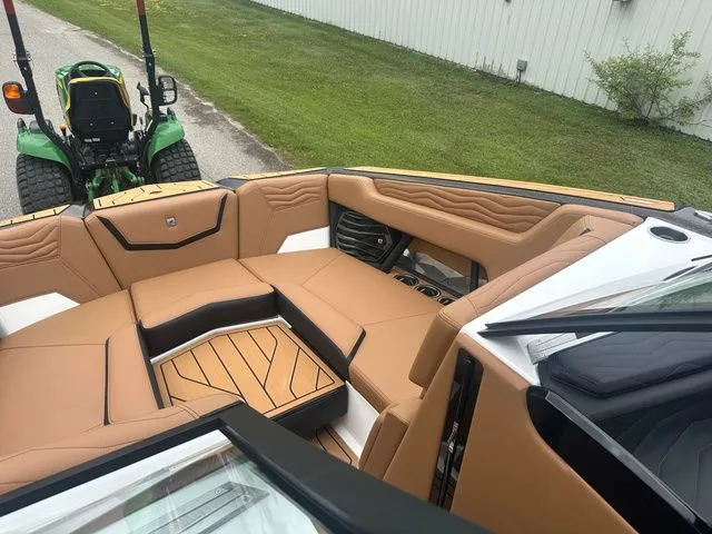 Slide: The Image of Nautique G23 2025 - 23