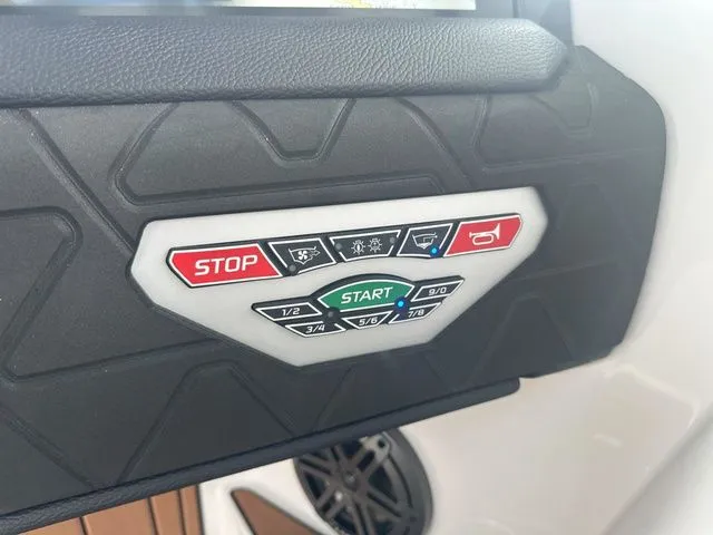 Slide: The Image of Nautique Super Air Nautique GS22 2025 - 16