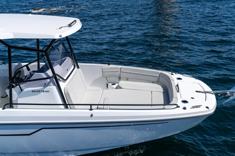 Slide: The Image of 2023 Beneteau Flyer 8 SPACEdeck boat cruising on open water. - 21