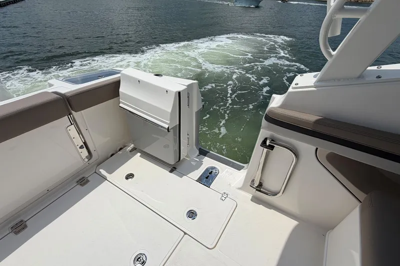 Slide: The Image of Boston Whaler 280 Vantage 2026 - 13