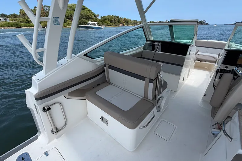 Slide: The Image of Boston Whaler 280 Vantage 2026 - 14