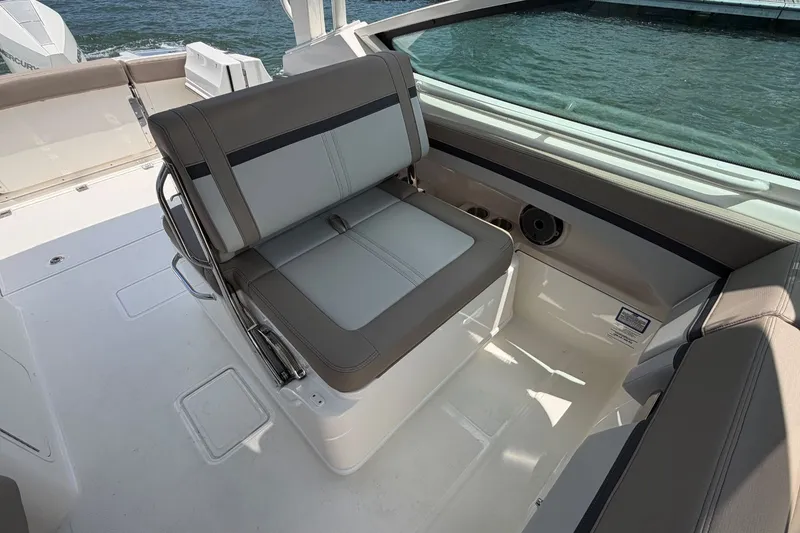 Slide: The Image of Boston Whaler 280 Vantage 2026 - 16