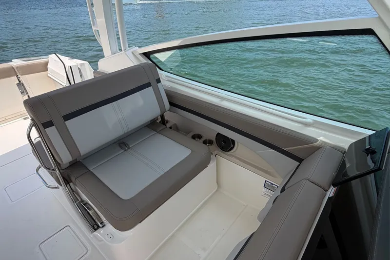 Slide: The Image of Boston Whaler 280 Vantage 2026 - 17
