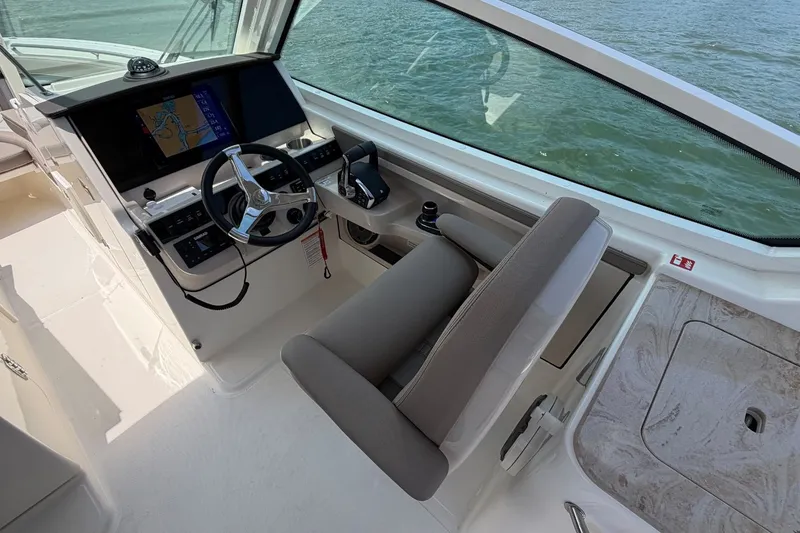 Slide: The Image of Boston Whaler 280 Vantage 2026 - 18