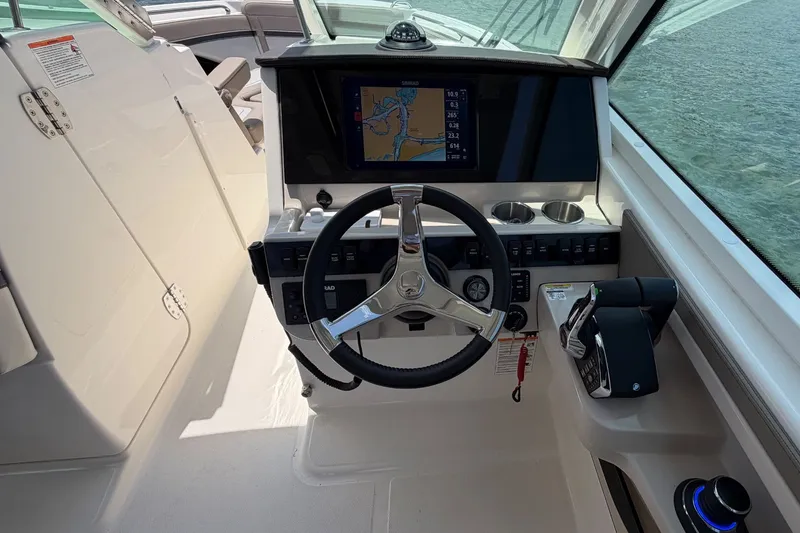 Slide: The Image of Boston Whaler 280 Vantage 2026 - 19