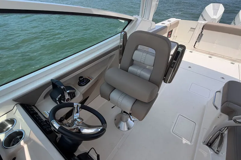 Slide: The Image of Boston Whaler 280 Vantage 2026 - 20