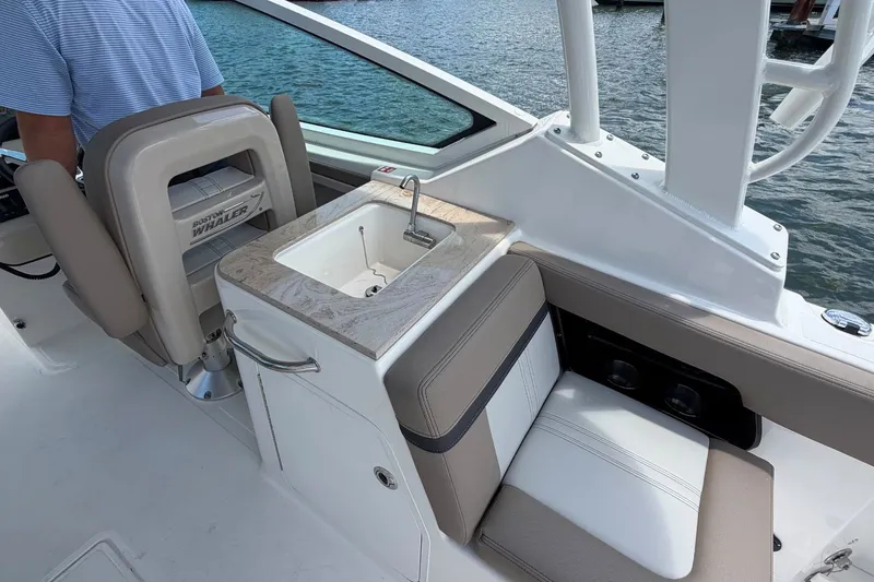 Slide: The Image of Boston Whaler 280 Vantage 2026 - 23