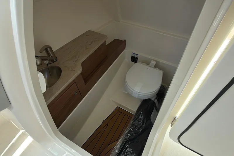 Slide: The Image of Boston Whaler 280 Vantage 2026 - 24