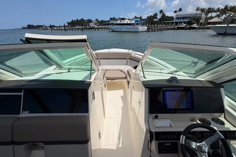 Slide: The Image of Boston Whaler 280 Vantage 2026 - 25