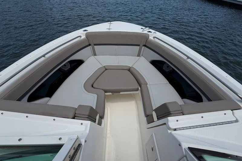 Slide: The Image of Boston Whaler 280 Vantage 2026 - 26