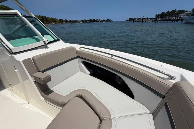 Slide: The Image of Boston Whaler 280 Vantage 2026 - 27