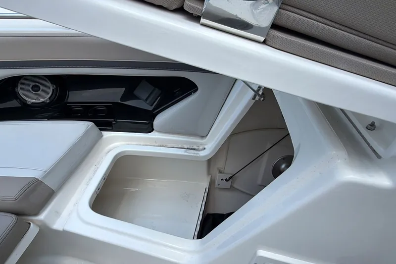 Slide: The Image of Boston Whaler 280 Vantage 2026 - 30