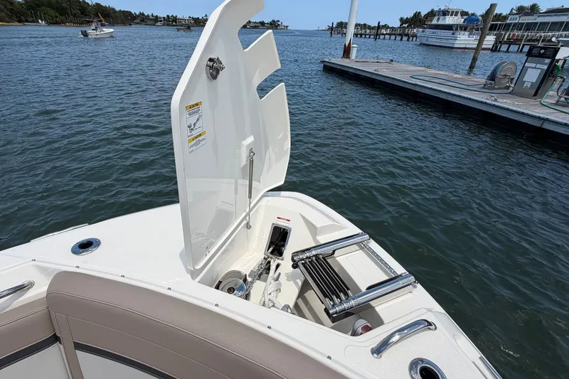 Slide: The Image of Boston Whaler 280 Vantage 2026 - 31
