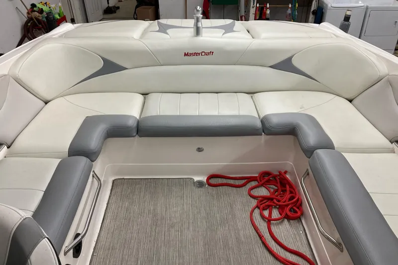 Slide: The Image of 2008 MasterCraft MariStar 215 boat interior with white and gray seating, red rope on floor. - 10