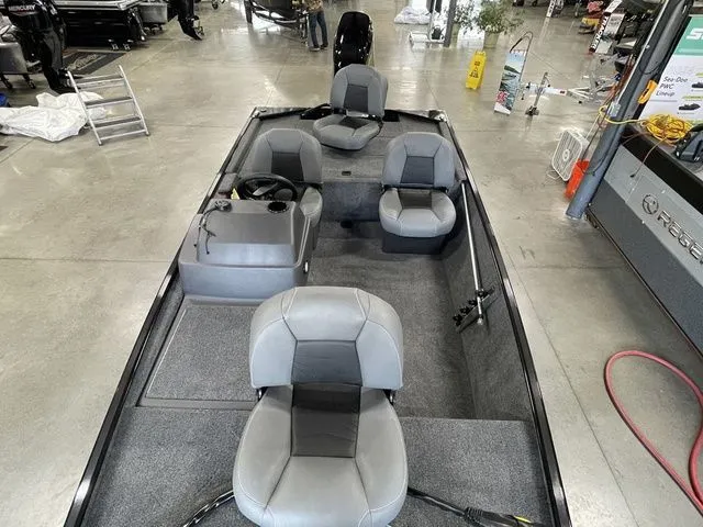 Slide: The Image of Tracker Bass Tracker Classic XL 2026 - 13