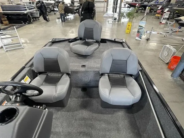 Slide: The Image of Tracker Bass Tracker Classic XL 2026 - 16