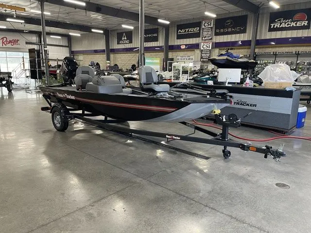 Slide: The Image of Tracker Bass Tracker Classic XL 2026 - 3