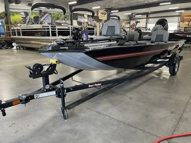 Slide: The Image of Tracker Bass Tracker Classic XL 2026 - 5