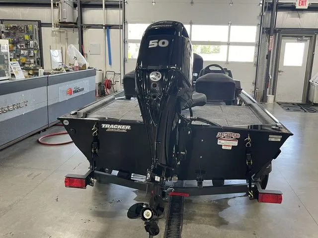 Slide: The Image of Tracker Bass Tracker Classic XL 2026 - 8