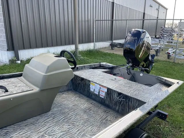 Slide: The Image of Tracker Grizzly 1648 SC 2026 - 13