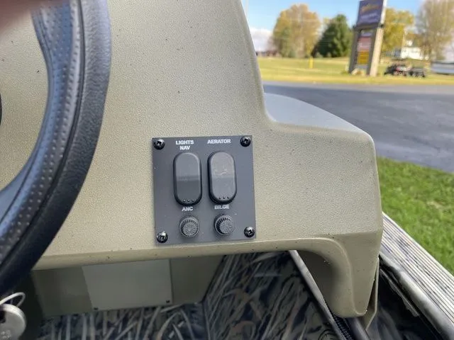 Slide: The Image of Tracker Grizzly 1648 SC 2026 - 18