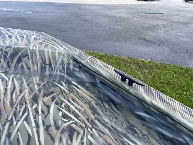 Slide: The Image of Tracker Grizzly 1648 SC 2026 - 23