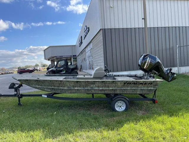 Slide: The Image of Tracker Grizzly 1648 SC 2026 - 4