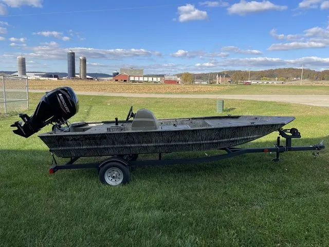 Slide: The Image of Tracker Grizzly 1648 SC 2026 - 9