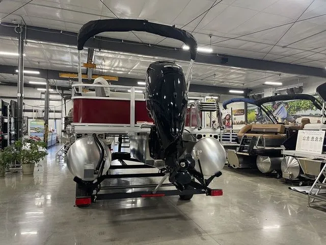 Slide: The Image of Sun Tracker Bass Buggy 18 DLX 2026 - 10