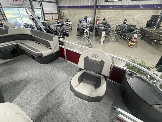 Slide: The Image of Sun Tracker Bass Buggy 18 DLX 2026 - 14