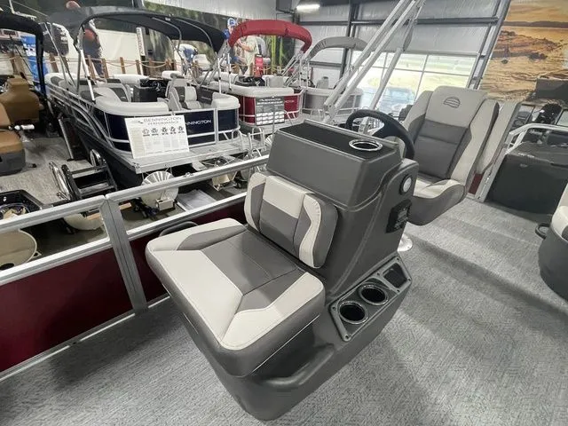 Slide: The Image of Sun Tracker Bass Buggy 18 DLX 2026 - 15