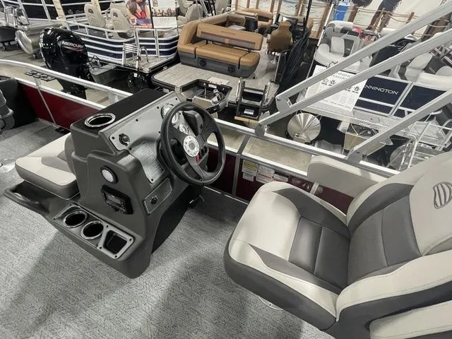 Slide: The Image of Sun Tracker Bass Buggy 18 DLX 2026 - 16