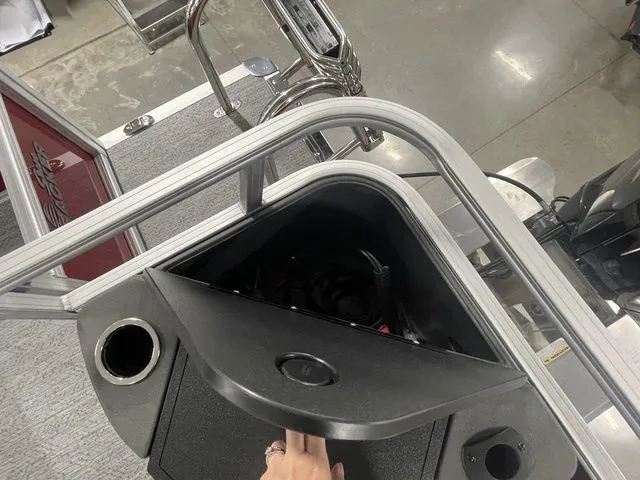 Slide: The Image of Sun Tracker Bass Buggy 18 DLX 2026 - 27