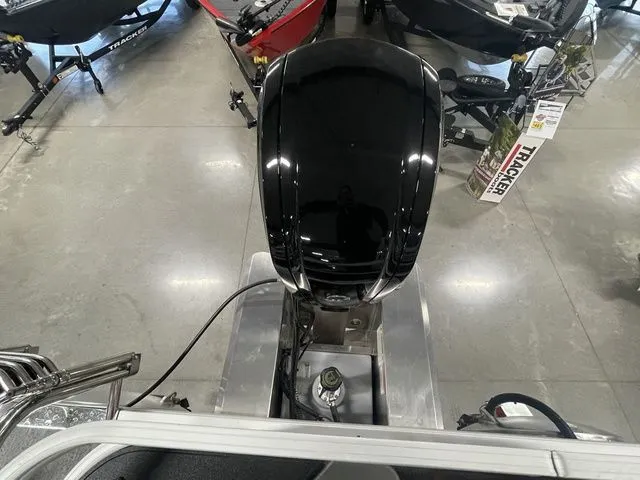 Slide: The Image of Sun Tracker Bass Buggy 18 DLX 2026 - 28