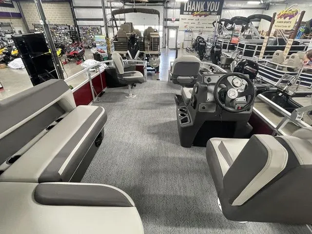 Slide: The Image of Sun Tracker Bass Buggy 18 DLX 2026 - 31