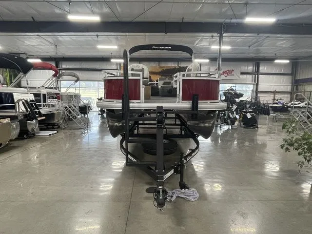 Slide: The Image of Sun Tracker Bass Buggy 18 DLX 2026 - 4