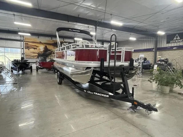 Slide: The Image of Sun Tracker Bass Buggy 18 DLX 2026 - 5