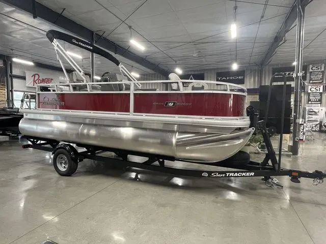 Slide: The Image of Sun Tracker Bass Buggy 18 DLX 2026 - 6