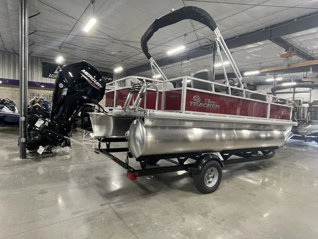 Slide: The Image of Sun Tracker Bass Buggy 18 DLX 2026 - 7