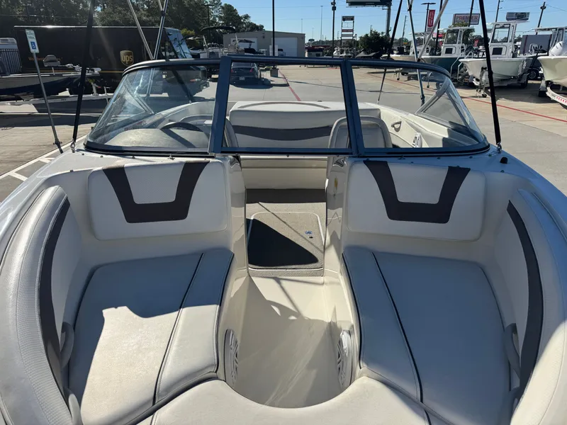 Slide: The Image of Bayliner 195 Bowrider 2010 - 10