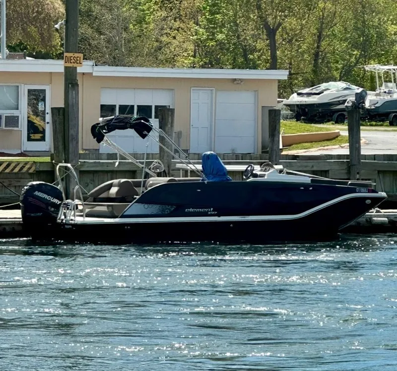 Slide: The Image of Bayliner Element XR7 2017 - 1