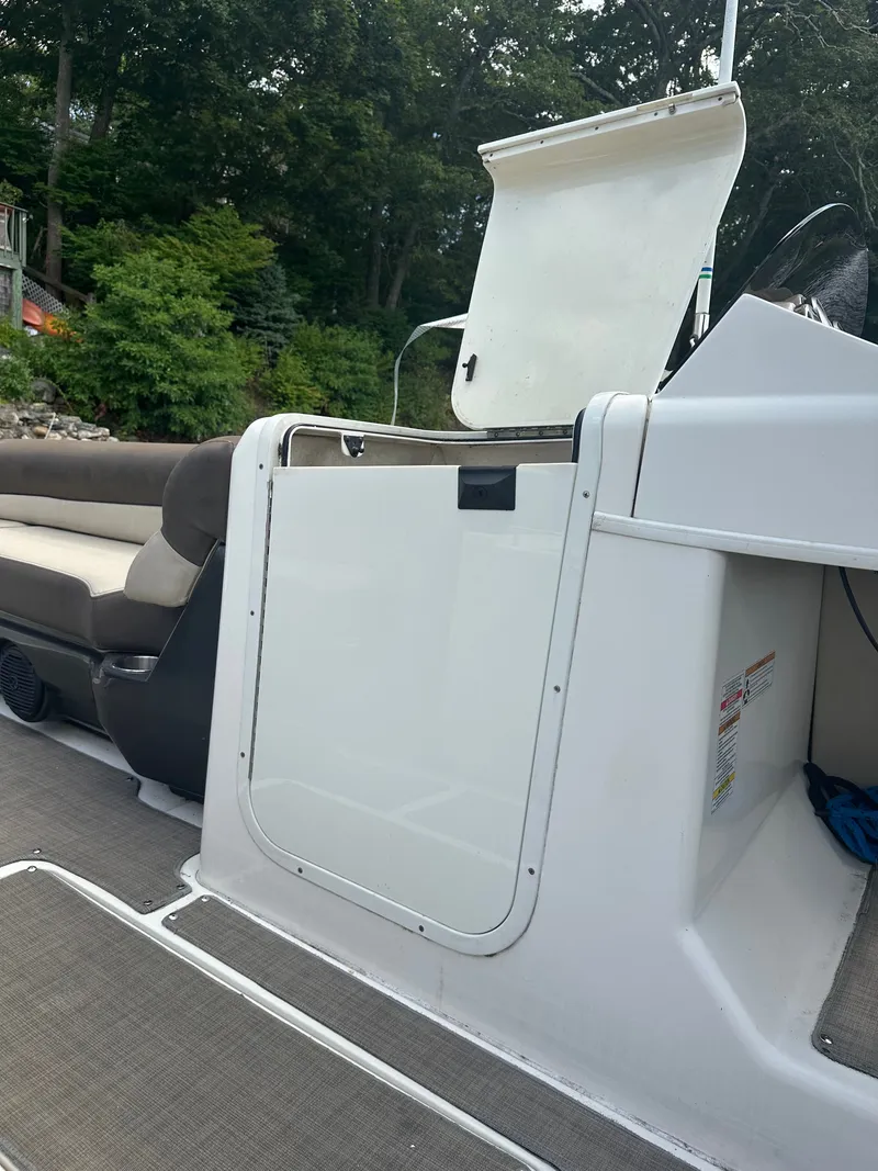 Slide: The Image of Bayliner Element XR7 2017 - 11