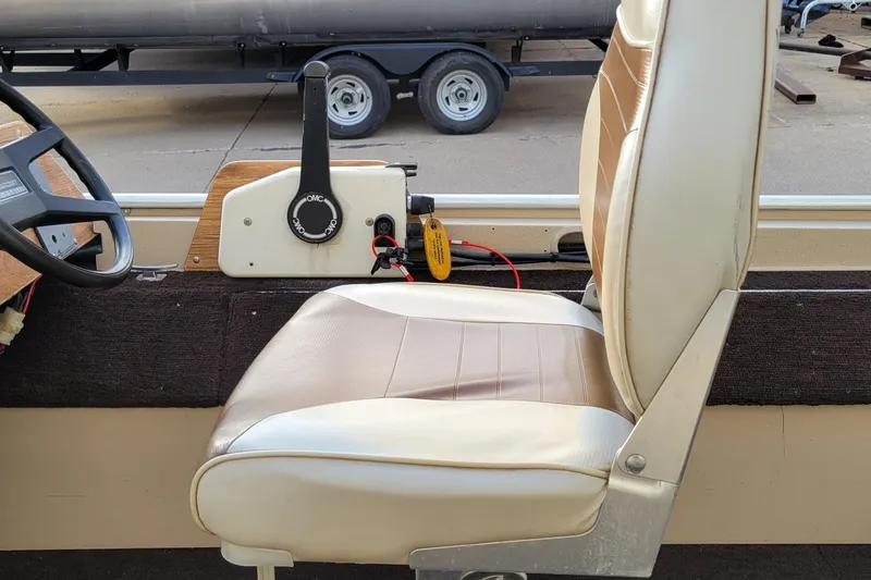 Slide: The Image of 1987 Alumacraft Classic 165 CS boat interior with steering wheel and control lever. - 17