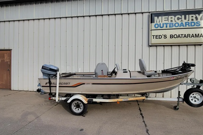 Slide: The Image of 1987 Alumacraft Classic 165 CS boat on trailer outside Ted's Boatarama. - 5
