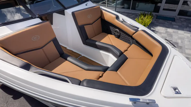 Slide: The Image of Cobalt R4 Surf 2023 - 11