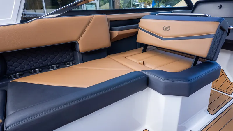 Slide: The Image of Cobalt R4 Surf 2023 - 16